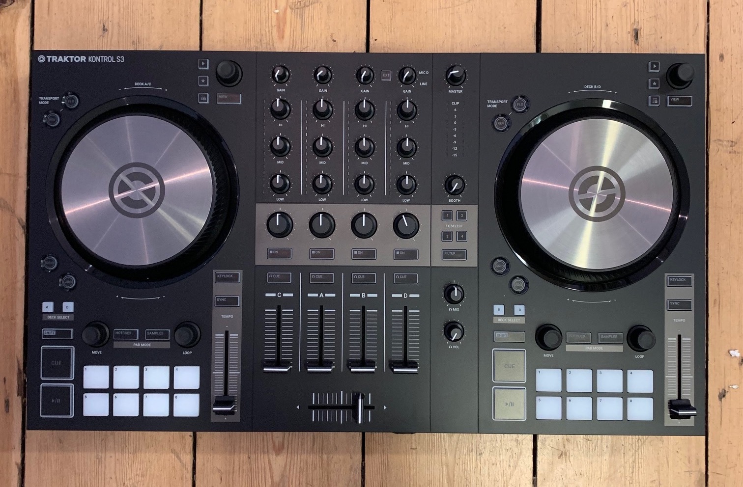 traktor dj s4